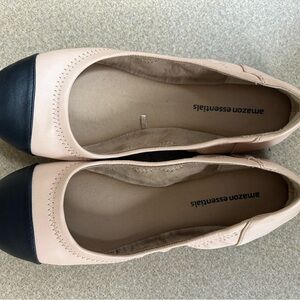 Amazon Essentials Women's Black and Tan Ballet Flats